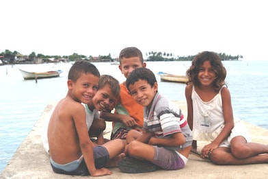 Niños en una playa de Venezuela