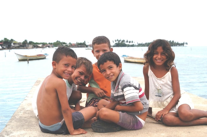 Niños en una playa de Venezuela