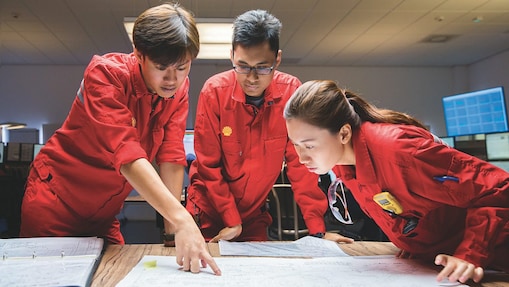 Trabajadores de Shell alrededor de una mesa