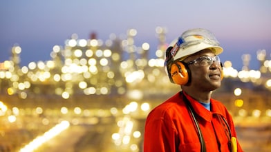 Empleado en la planta de liquefacción (GTL)