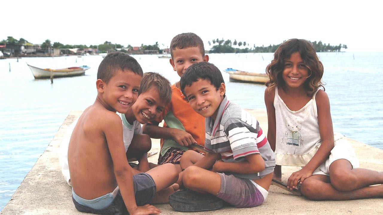 Niños en una playa de Venezuela