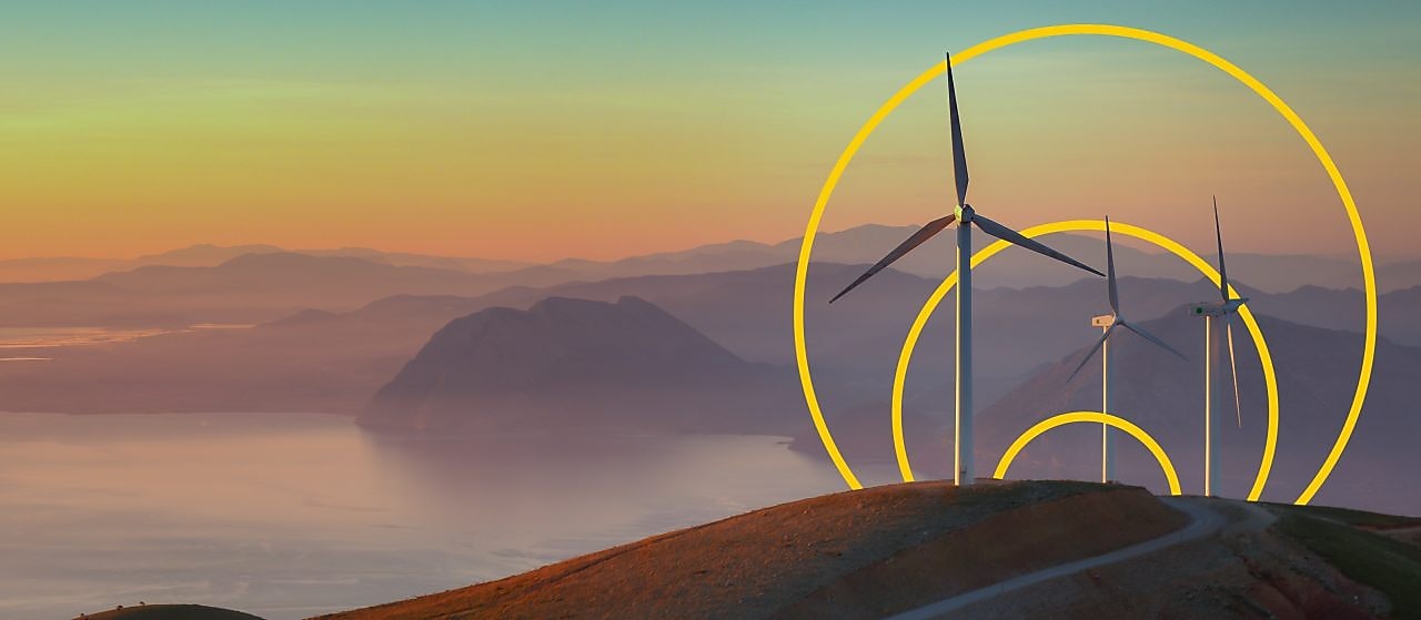 Foto de tres turbinas eólicas en una colina con un resumen del gráfico de Obtención de cero emisiones netas.