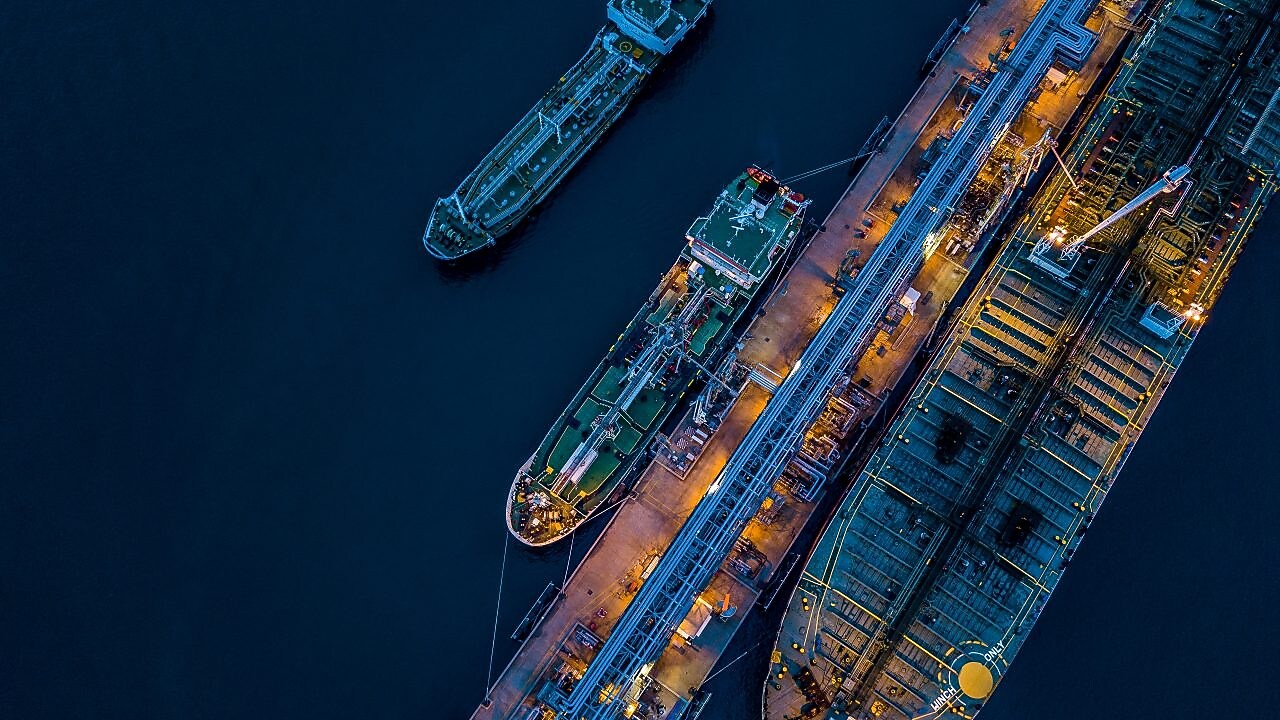 Un buque de carga atracado desde una vista aérea