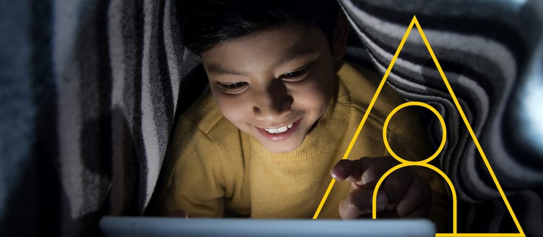 Foto de un niño pequeño mirando una tableta con un resumen del gráfico de Impulsar vidas