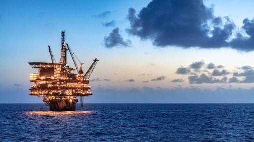 Plataforma petrolera de alta mar, iluminada por la noche