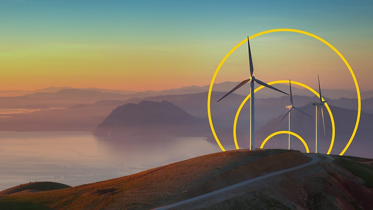 Foto de tres turbinas eólicas en una colina con un resumen del gráfico de Obtención de cero emisiones netas.