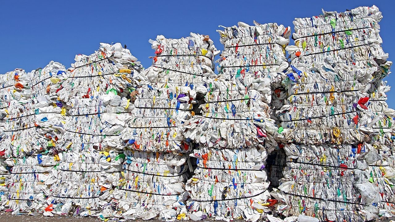 Pilas de bolsas plásticas en una instalación de residuos