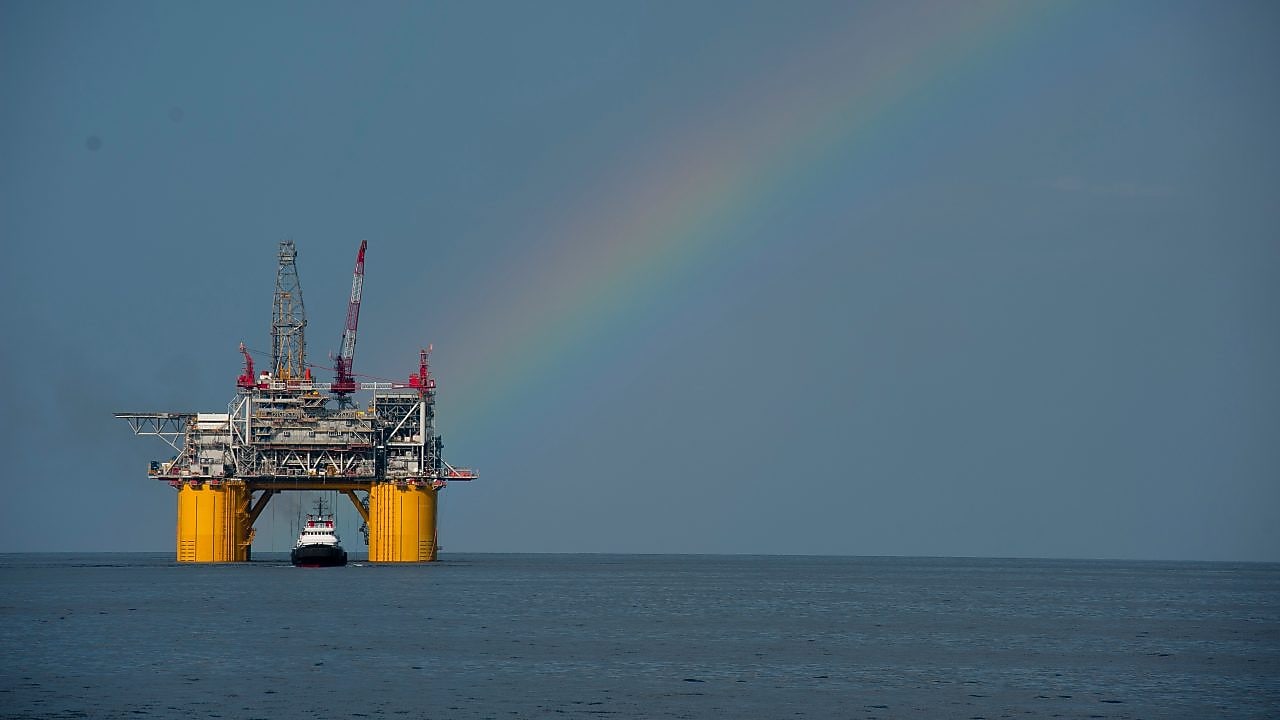 Plataforma Mars B en el Golfo de México, con un arco iris detrás