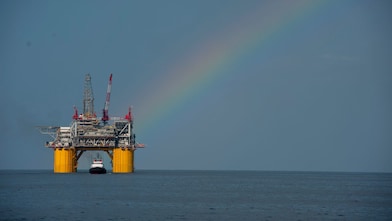 Plataforma Mars B en el Golfo de México, con un arco iris detrás