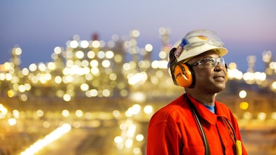Empleado en la planta de liquefacción (GTL)