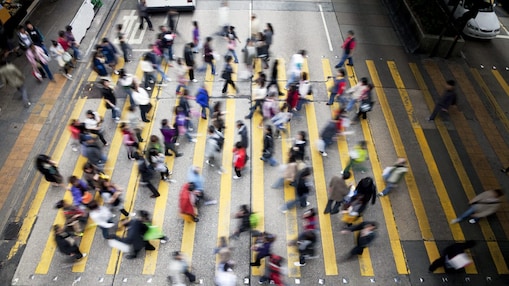 Personas cruzando una calle llena de gente en Hong&nbsp;Kong