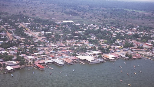 Lugareños vadeando las marismas de Mesopotamia, cerca del proyecto Majnoon en Irak