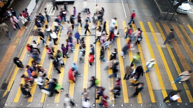 Personas cruzando una calle llena de gente en Hong Kong
