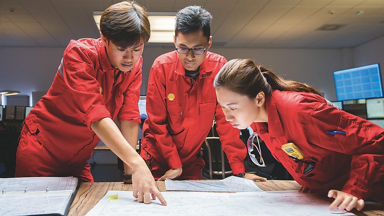 Tres empleados revisando planos