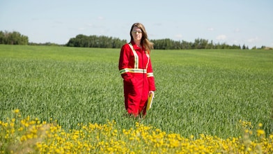Empleada en un campo cercano a un pozo de inyección de CO2 Quest al noreste de Edmonton, en Alberta (Canadá)