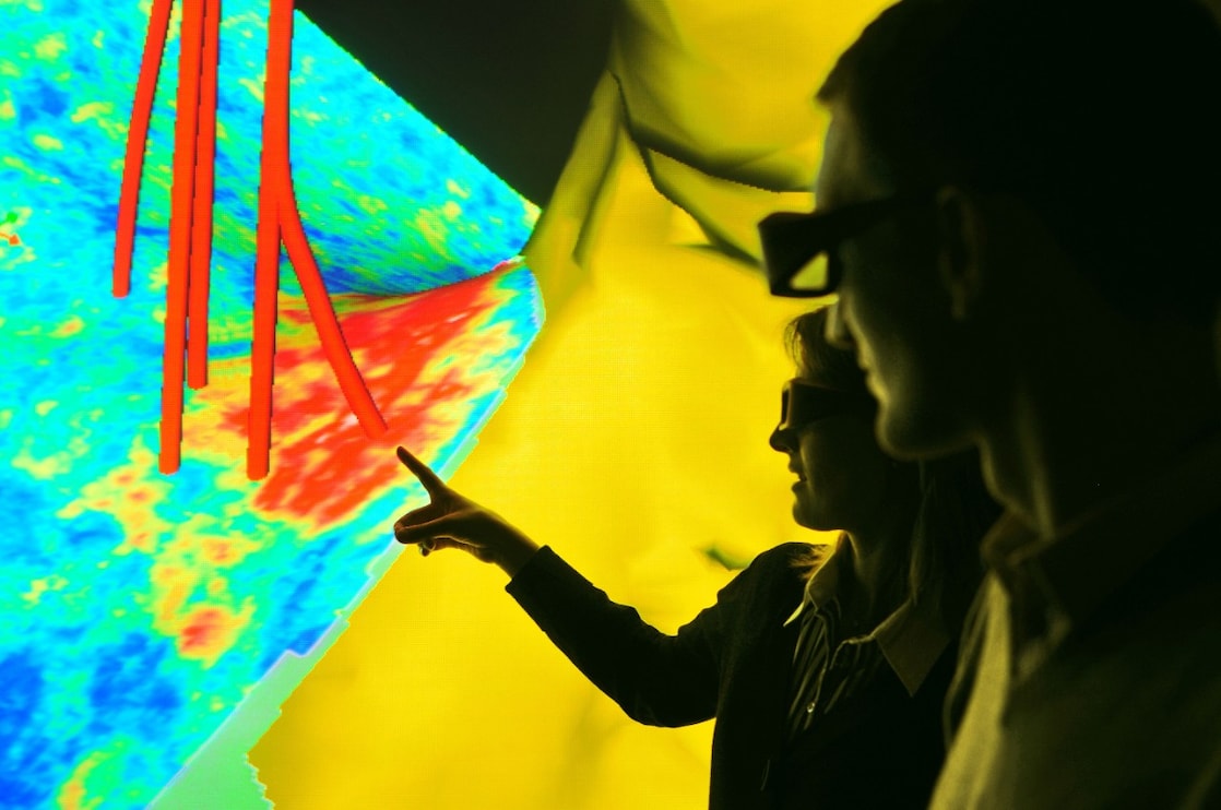 Imagen sísmica con trayectorias de sondeos donde se muestra cómo se pueden integrar datos del subsuelo obtenidos de distintas fuentes
