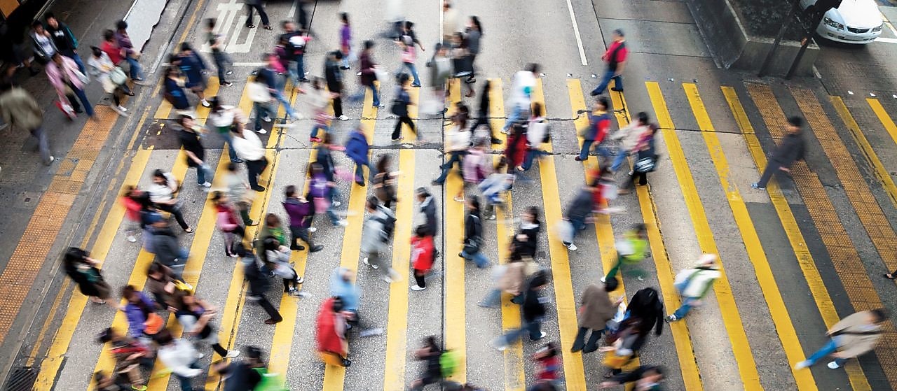 Personas cruzando una calle llena de gente