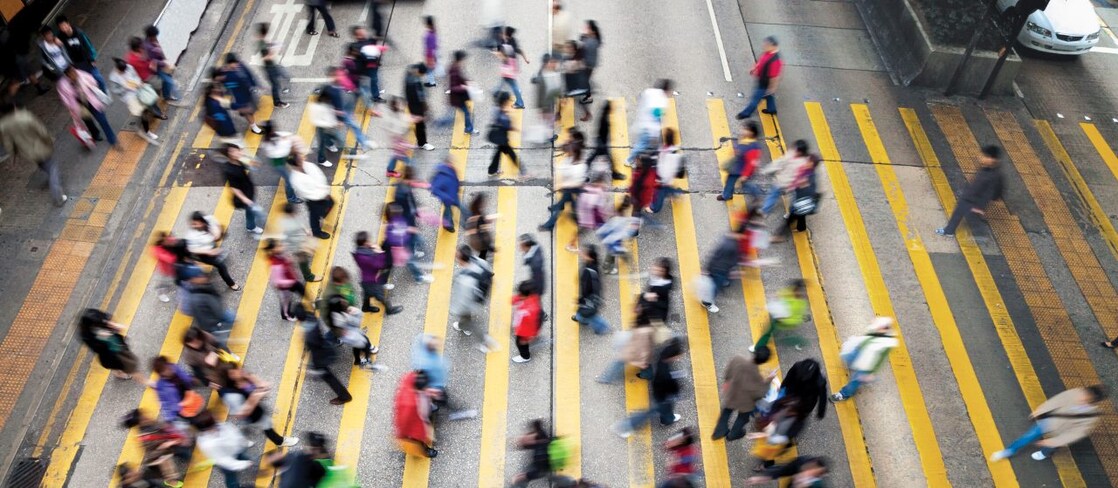 Personas cruzando una calle llena de gente