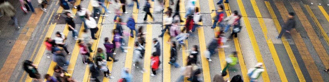 Personas cruzando una calle llena de gente