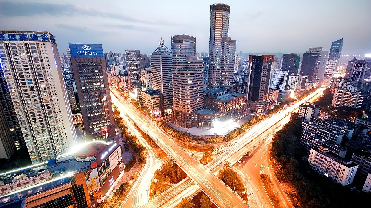 Centro de una grande ciudad al entardecer