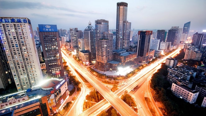 Centro de una grande ciudad al entardecer