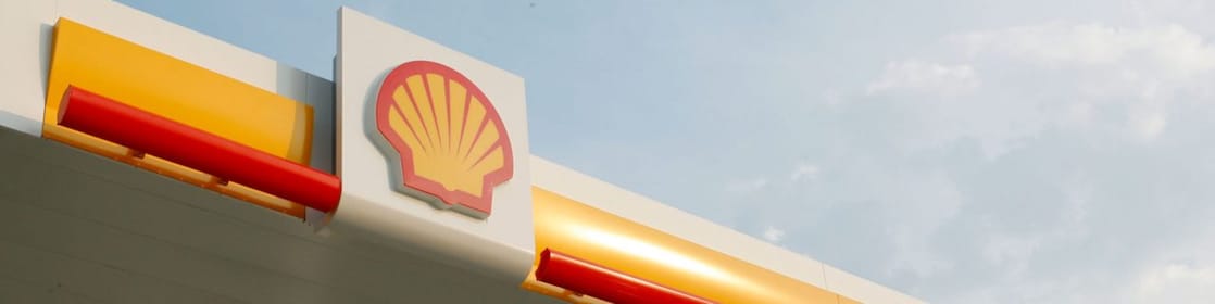 Logo de Shell con el cielo azul y las nubes