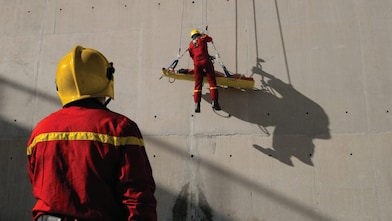 Ejercicio de simulación de rescate en una refinería (normas de salud, seguridad y medio ambiente)