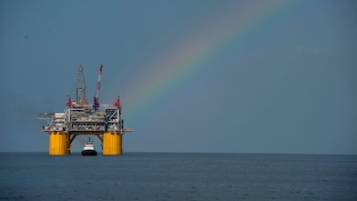 Plataforma Mars B en el Golfo de México, con un arco iris detrás