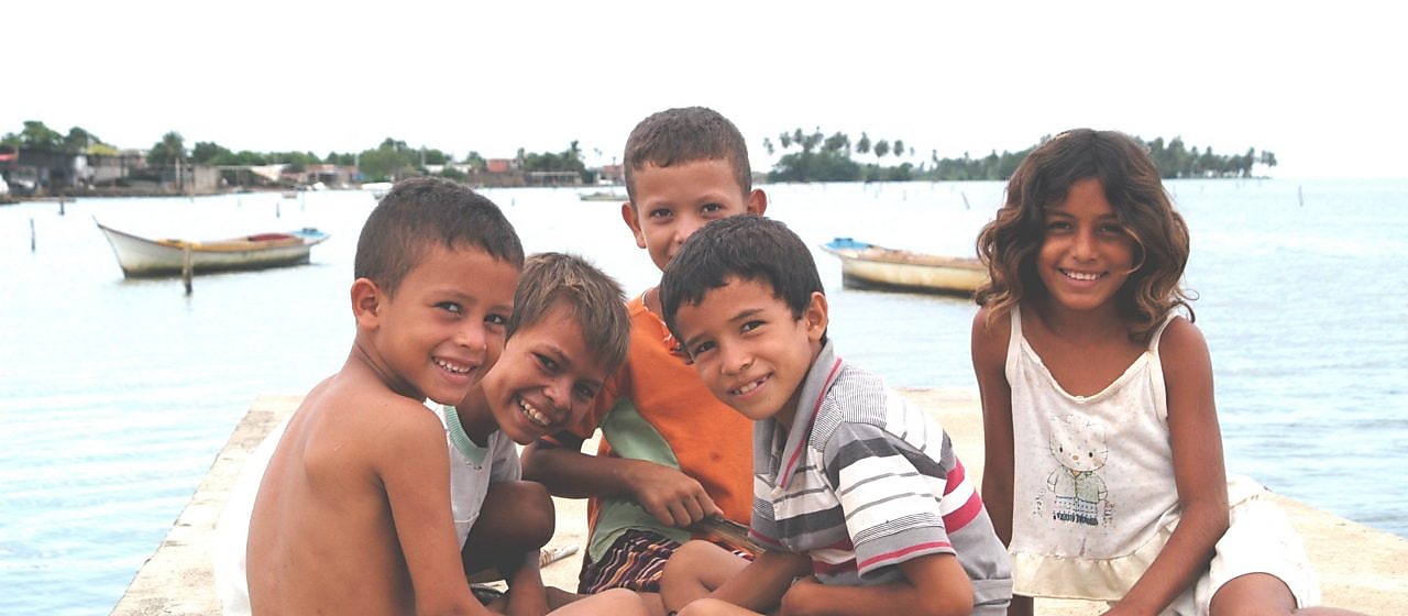 Niños en una playa de Venezuela