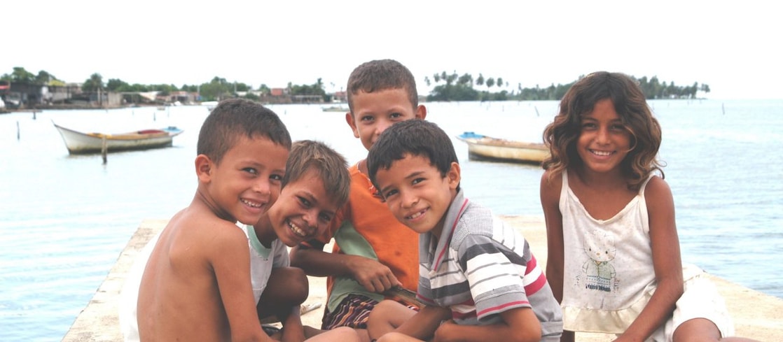 Niños en una playa de Venezuela