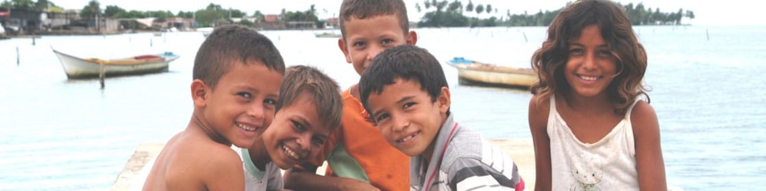 Niños en una playa de Venezuela