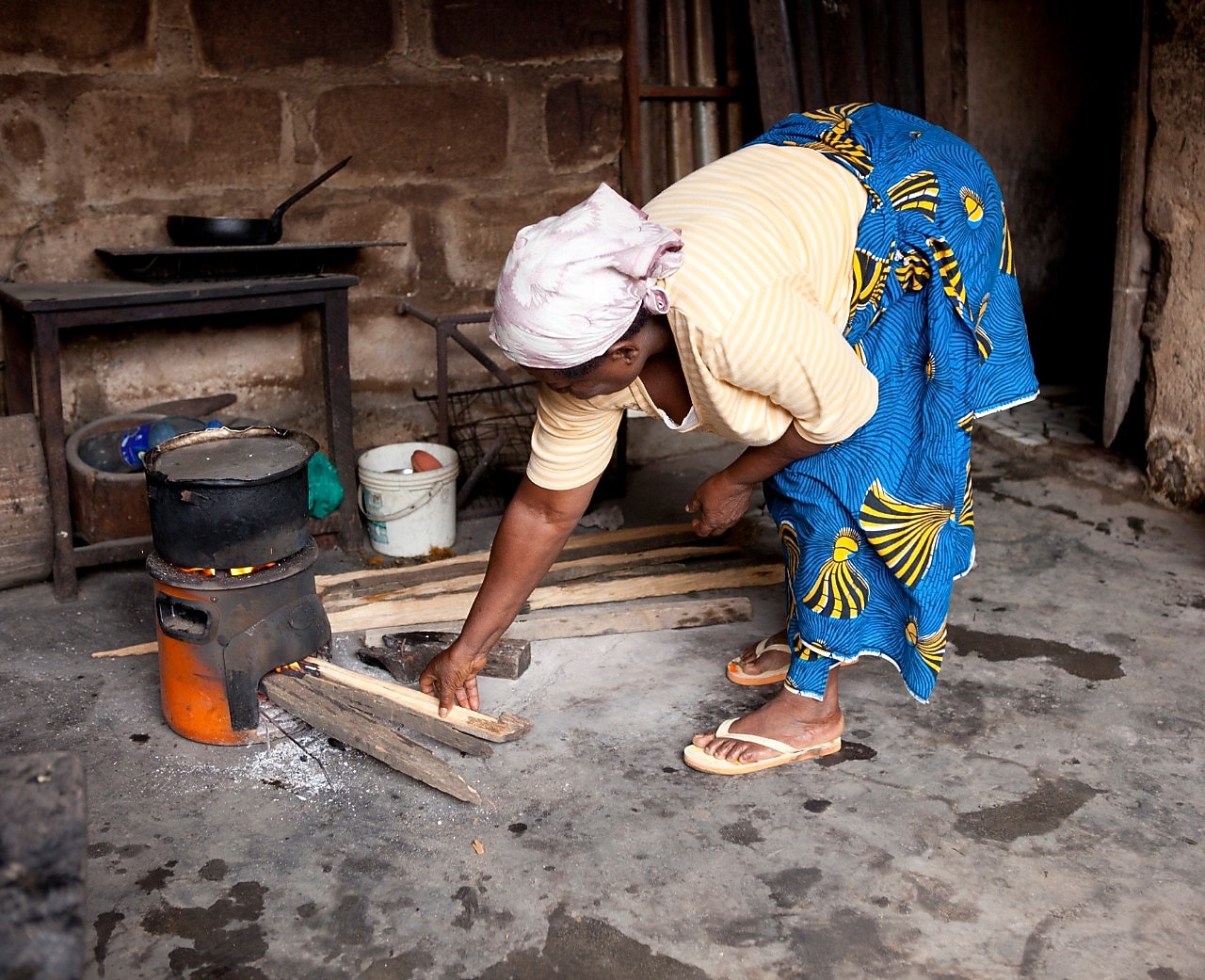 Señora cocinando con un horno en Nigeria
