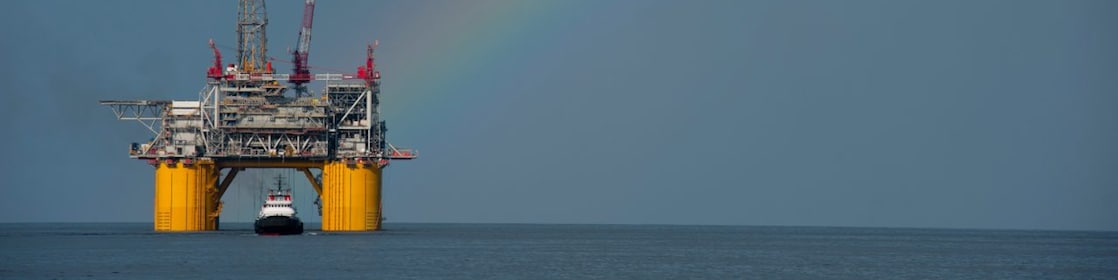 Plataforma Mars B en el Golfo de México, con un arco iris detrás