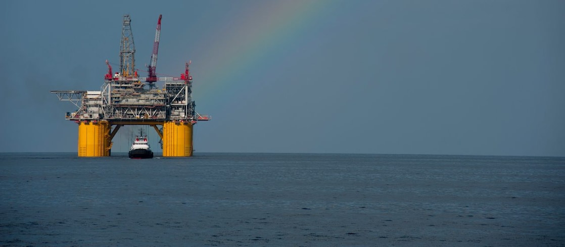 Plataforma Mars B en el Golfo de México, con un arco iris detrás