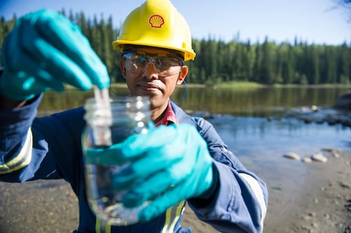 Coordinador medioambiental de Shell realizando un ensayo con una muestra de agua