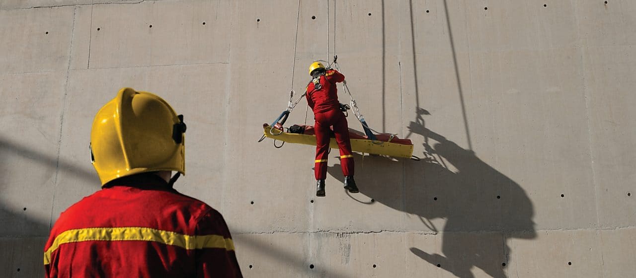 Ejercicio de simulación de rescate en una refinería (normas de salud, seguridad y medio ambiente)