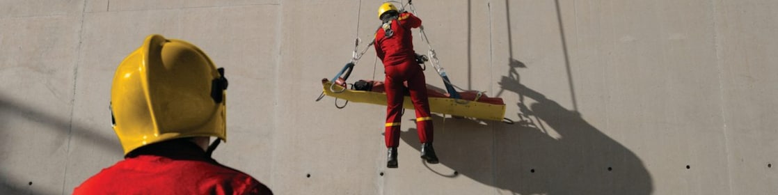 Ejercicio de simulación de rescate en una refinería (normas de salud, seguridad y medio ambiente)