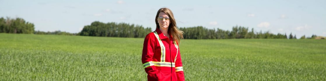 Empleada en un campo cercano a un pozo de inyección de CO2 Quest al noreste de Edmonton, en Alberta (Canadá)