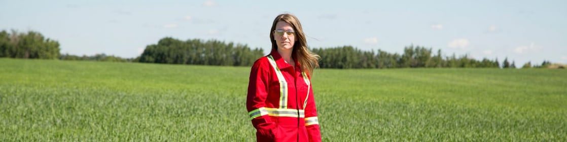 Empleada en un campo cercano a un pozo de inyección de CO2 Quest al noreste de Edmonton, en Alberta (Canadá)