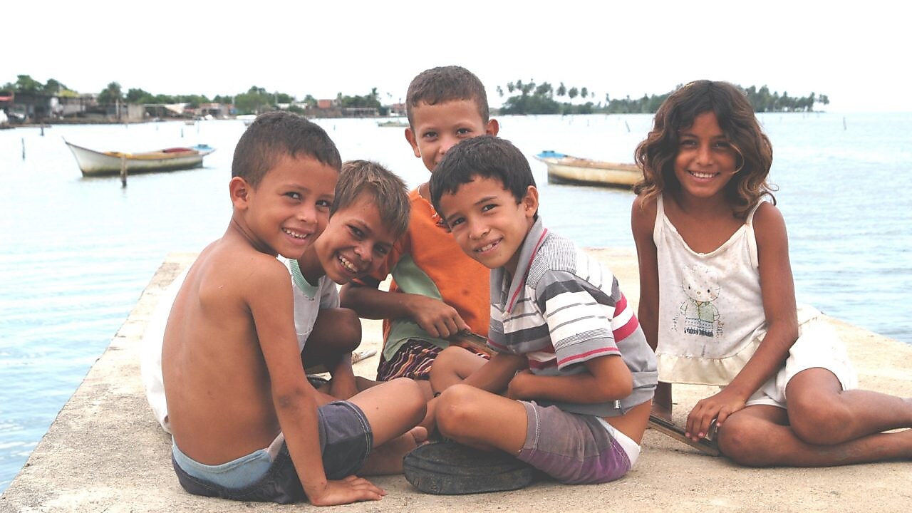 Niños en una playa de Venezuela