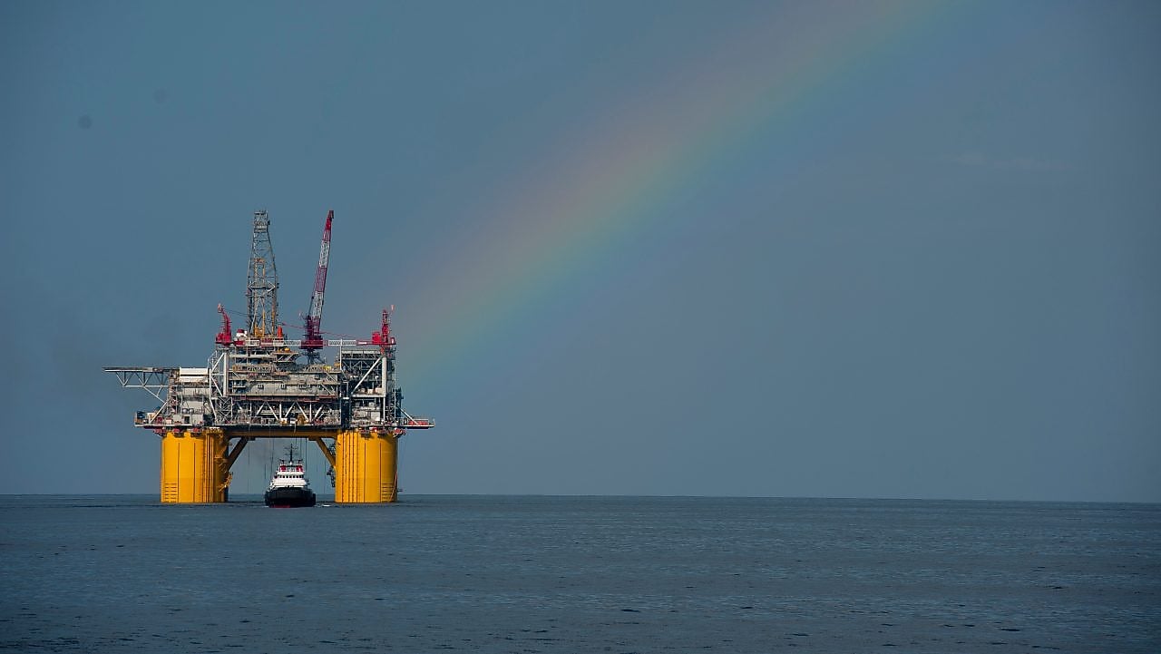 Plataforma Mars B en el Golfo de México, con un arco iris detrás